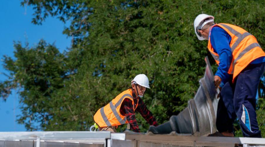 Professional gutter cleaning in Olds, IA